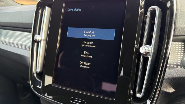 Volvo Xc40 2.0 B4P R DESIGN Pro 5dr AWD Auto Petrol Estate